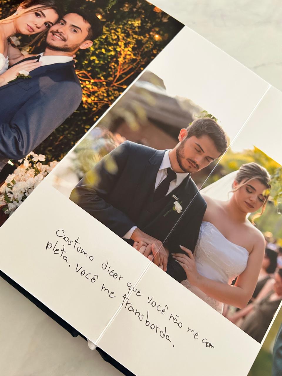 Páginas do álbum unindo fotografias do casamento e votos manuscritos