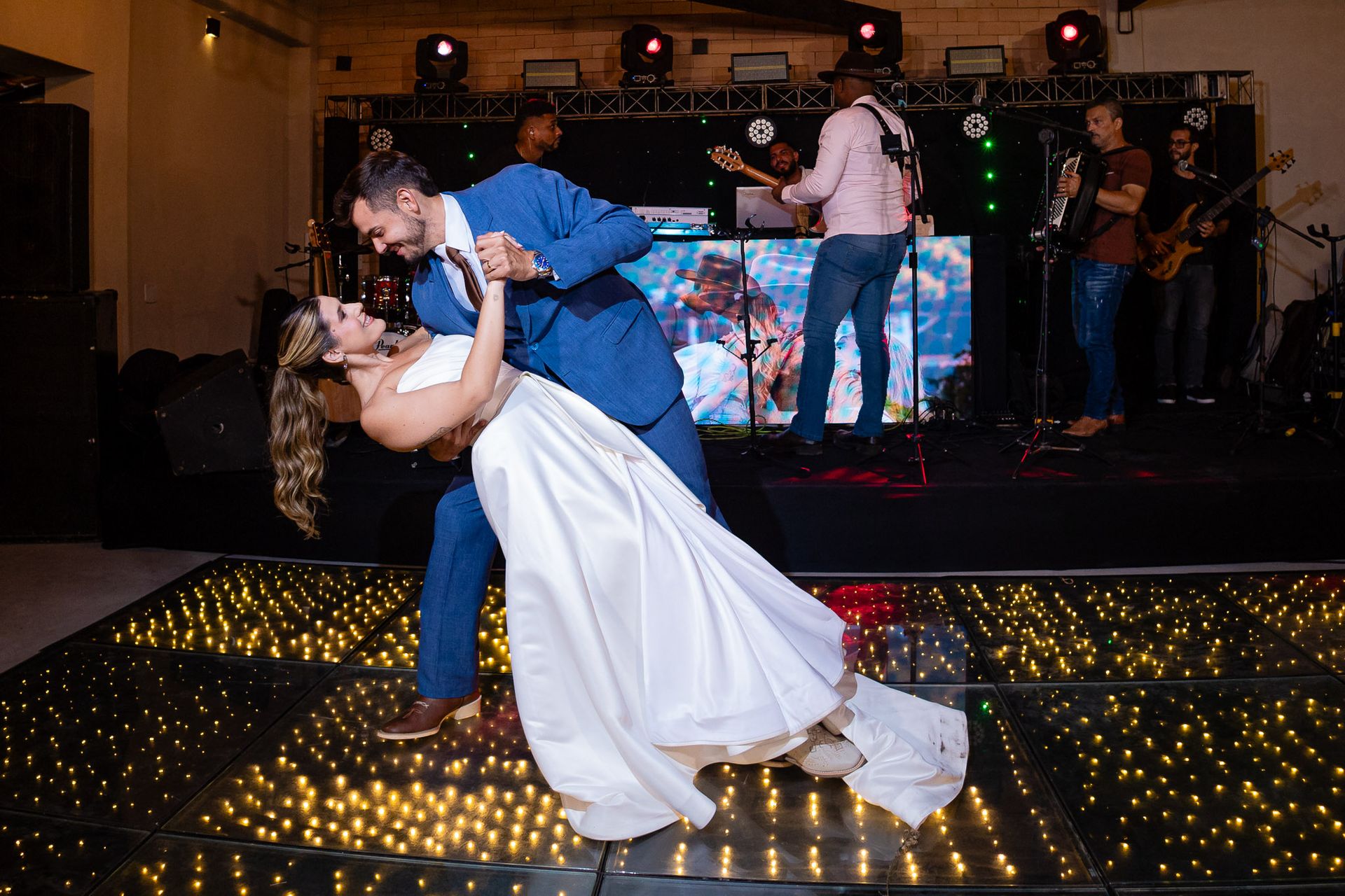 Noivos celebrando ao final do casamento
