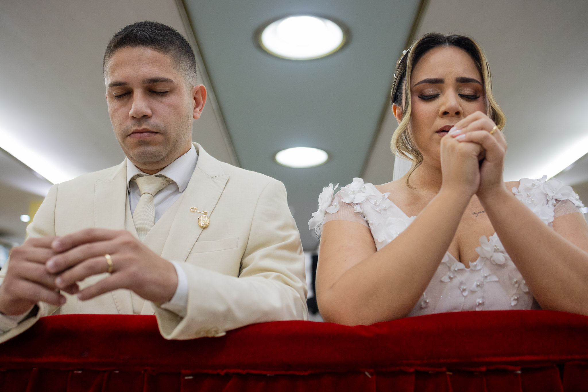 Noivos em oração durante a cerimônia
