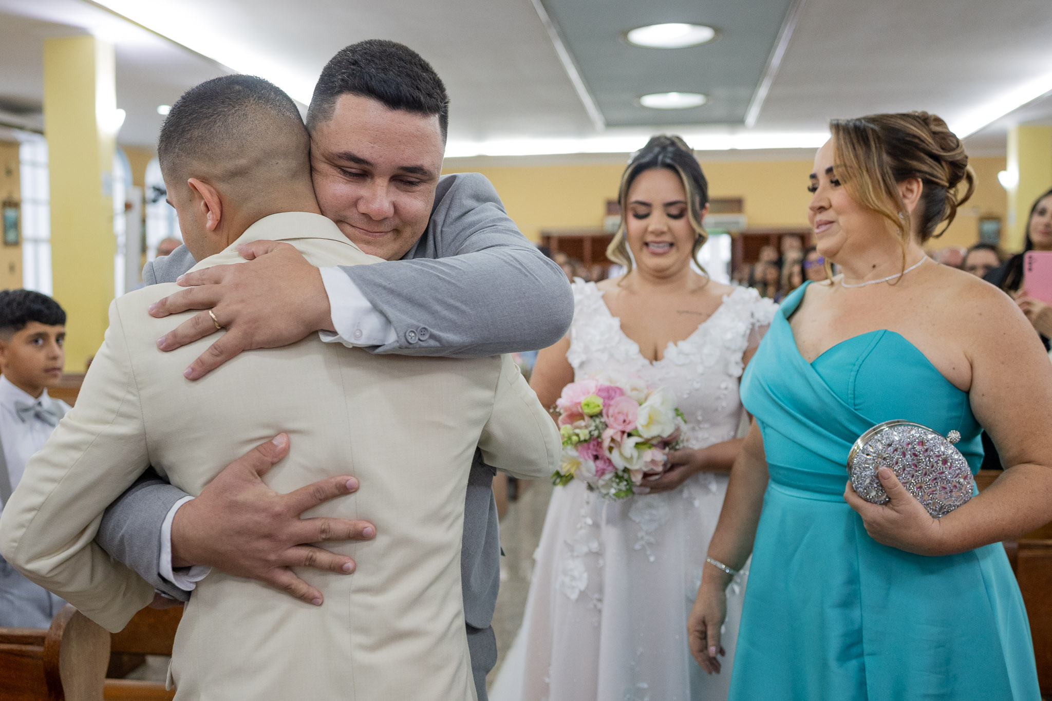 Noivo recebendo um abraço emocionado durante a cerimônia