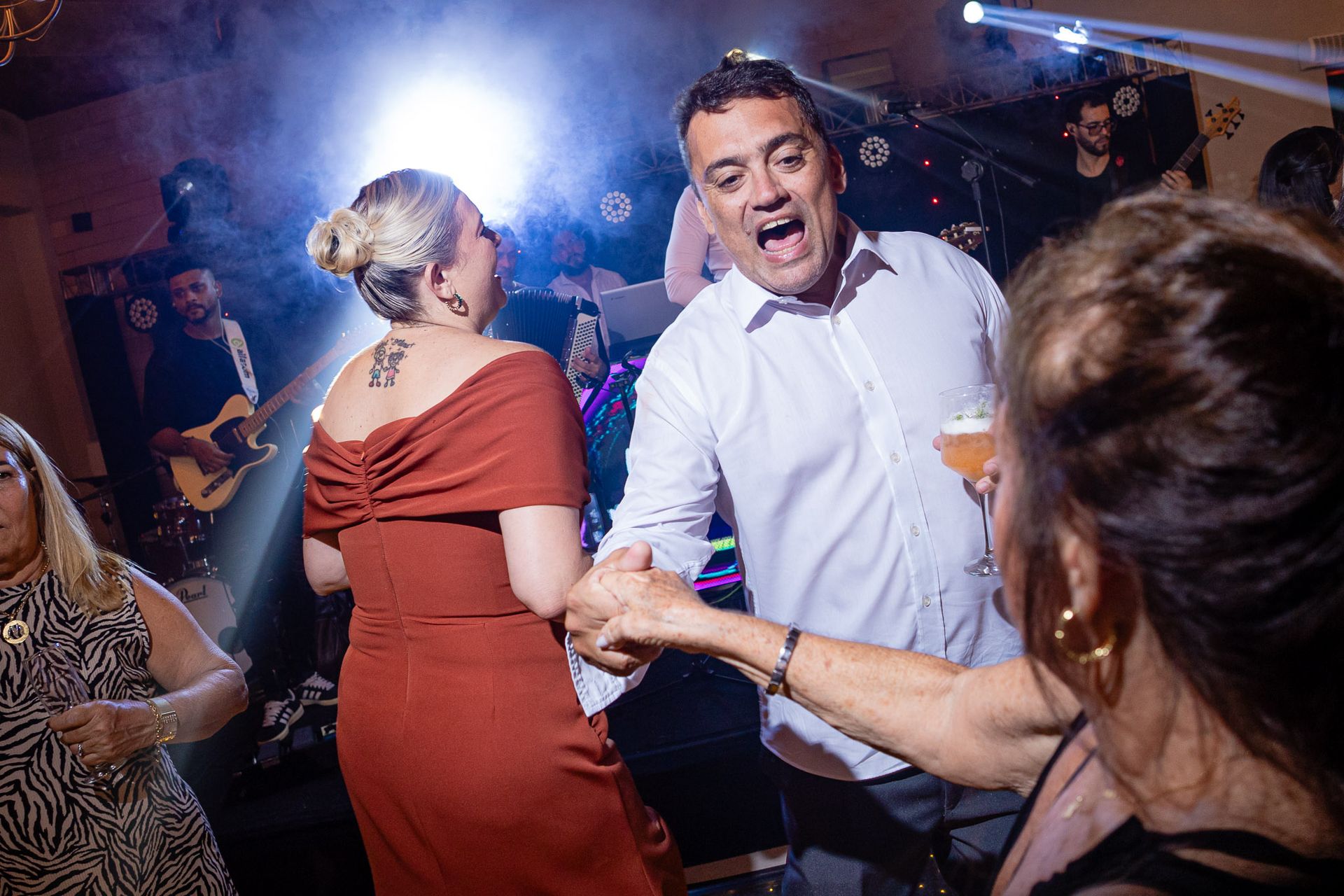 Convidados celebrando intensamente na pista de dança