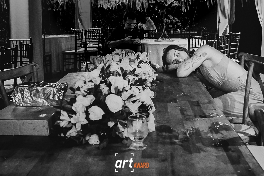 Convidada descansando junto à decoração depois da festa
